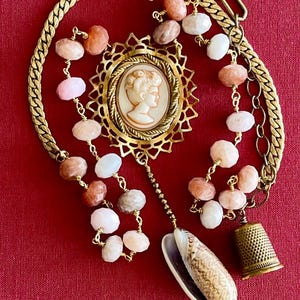 Collana con cammeo antico italiano, tormaline, catena antica e conchiglia. Ricostruita in stile antico.