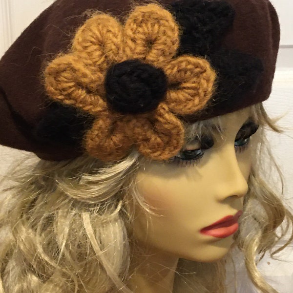 Béret brun avec un tournesol au crochet et des feuilles