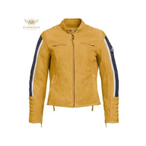 Puede incluir: Chaqueta de cuero amarillo mostaza con cremallera, cuello alzado y hombros acolchados. Las mangas presentan un dise&ntilde;o de rayas azules y blancas. La chaqueta tiene un logotipo de BMW en la manga. Estilo motociclista.