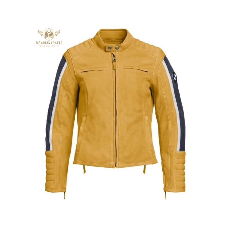 Puede incluir: Chaqueta de cuero amarillo mostaza con cremallera, cuello alzado y hombros acolchados. Las mangas presentan un dise&ntilde;o de rayas azules y blancas. La chaqueta tiene un logotipo de BMW en la manga. Estilo motociclista.