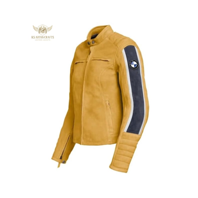 Puede incluir: Chaqueta de cuero amarillo mostaza con una franja negra y blanca en la manga. La chaqueta tiene un dise&ntilde;o acolchado en los hombros y la parte inferior de las mangas, cierre de cremallera y un parche con el logo de BMW.