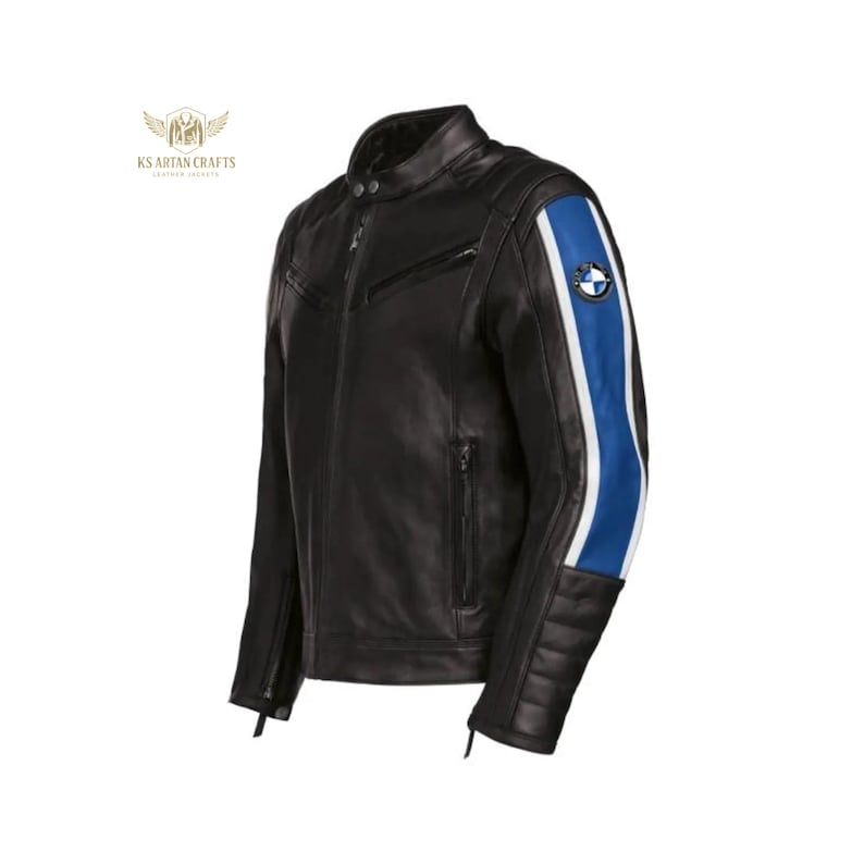 Puede incluir: Chaqueta de moto de cuero negro con un dise&ntilde;o de rayas azules y blancas en la manga derecha. La chaqueta tiene cuello alto, bolsillos con cremallera y el logo de BMW en la manga. El texto "KS ARTAN CRAFTS" est&aacute; en la esquina superior izquierda.