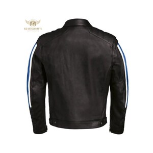 Puede incluir: Chaqueta de cuero negra con rayas azules y blancas en las mangas. La chaqueta tiene un estilo motero cl&aacute;sico con cuello y cintura abotonada. La parte trasera de la chaqueta es visible.