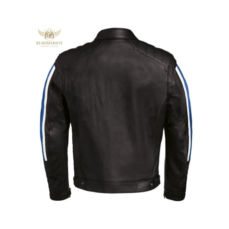 Puede incluir: Chaqueta de cuero negra con rayas azules y blancas en las mangas. La chaqueta tiene un estilo motero cl&aacute;sico con cuello y cintura abotonada. La parte trasera de la chaqueta es visible.