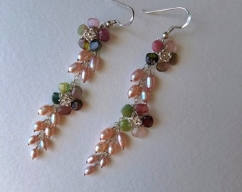 Pendientes de flores de turmalina múltiple con perlas rosas, turmalina de sandía y perlas Pendientes nupciales Pendientes de perlas de calidad de piedra preciosa única
