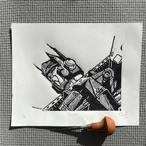 Pode incluir: Impressão em linóleo preto e branco de um robô com a palavra "Death" impressa abaixo da imagem. A impressão é assinada e numerada.