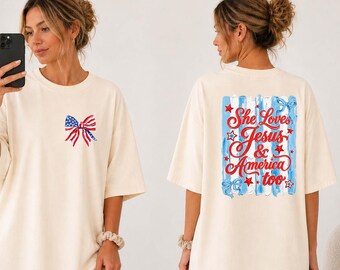 Camiseta "Ella ama a Jesús y también a Estados Unidos", camiseta patriótica con lazo para el 4 de julio, camiseta cristiana retro para mujer para el Día de la Independencia.