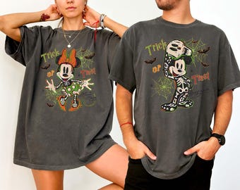 Camiseta Mickey e Minnie Doces ou Travessuras, Camiseta Comfort Colors Disney Esqueleto de Halloween, Roupa Retrô Combinando para a Família Mickey e Amigos no Parque