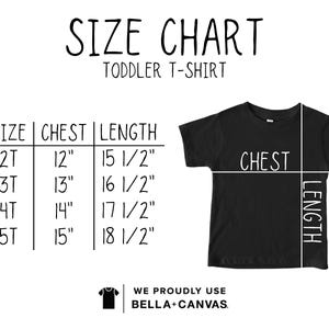 K&ouml;nnte beinhalten: Schwarze Gr&ouml;&szlig;entabelle f&uuml;r Kleinkinder-T-Shirts mit Ma&szlig;en in Zoll. Die Tabelle enth&auml;lt die Gr&ouml;&szlig;en 2T bis 5T, Brustma&szlig;e von 30,5 cm bis 38,1 cm und L&auml;ngen von 39,4 cm bis 47 cm. Der Text "SIZE CHART" steht oben.
