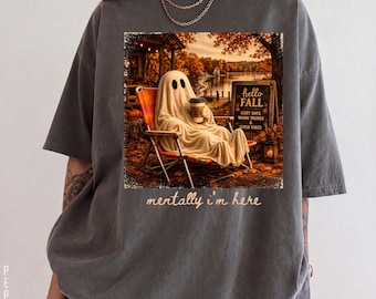 Camiseta "Mentalmente Estou Aqui", Camiseta Comfort Colors Ghost Coffee, Camiseta com Estampa de Cena de Acampamento de Outono, Roupa Divertida para o Halloween