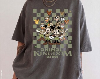 Camiseta Animal Kingdom, Camiseta Comfort Colors Disney Safari, Camiseta Vintage Mickey e Amigos Férias em Família com Estampa Xadrez para Grupos no Parque