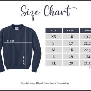Może przedstawiać: Granatowa bluza z okrągłym dekoltem Youth Heavy Blend z tabelą rozmiar&oacute;w. Tabela pokazuje obwody klatki piersiowej od 40,6 do 50,8 cm i długości od 50,2 do 64,8 cm dla rozmiar&oacute;w XS do XL.