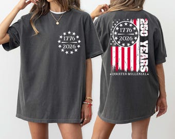 Camiseta Comfort Colors del 250 aniversario de EE. UU., con estampado de la bandera estadounidense en la parte delantera y trasera, ideal para mujeres con el 1776 al 2026. Regalo de moda para el 4 de julio.