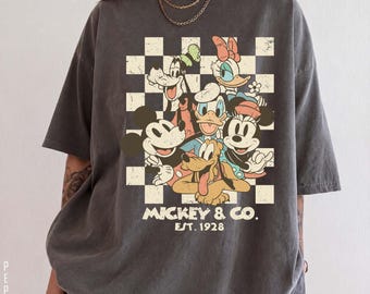 Maglietta Mickey and Co, maglietta retrò Comfort Colors Disney Trip, maglietta vintage a quadri con Topolino, Minnie, Paperino, Pippo, Pluto e i suoi amici per le vacanze in famiglia
