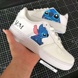 Baskets personnalisées Air Force 1 – Stitch – Prénom enfant – Peintes à la main