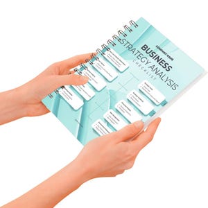 Könnte beinhalten: Ein blaues und weißes spiralgebundenes Notizbuch mit dem Titel "Business Strategy Analysis Checklist" und dem Text "Company Name" oben. Das Notizbuch hat ein modernes Design mit einem hellblauen Hintergrund und weißem Text.