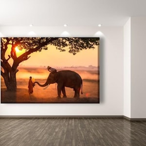 Mönch und Elefant bei Sonnenaufgang – Ruhige spirituelle Wandkunst, Zen-Buddhist Leinwanddruck