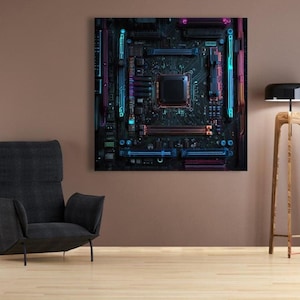 Op de afbeelding: Een groot, vierkant kunstwerk aan de muur met een gedetailleerd beeld van een computer moederbord. Het bord is zwart met neonblauwe, paarse en oranje accenten. Het kunstwerk wordt getoond boven een zwarte fauteuil en een houten vloerlamp.