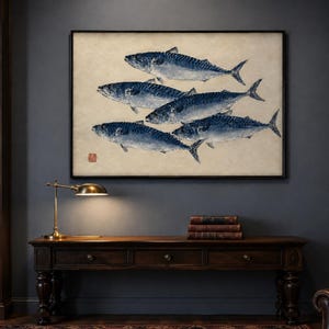 Può includere: Una stampa artistica da parete rettangolare che raffigura un banco di cinque pesci blu che nuotano in gruppo su uno sfondo beige chiaro. L'opera presenta uno stile a inchiostro blu scuro con un piccolo timbro quadrato rosso nell'angolo in basso.