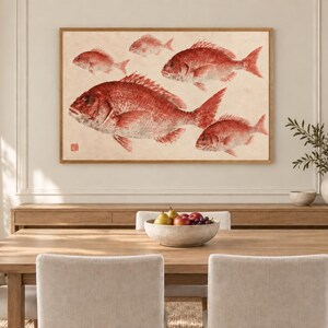 Pode incluir: Uma impressão de arte de parede retangular com uma ilustração detalhada de quatro peixes vermelhos nadando em direções diferentes sobre um fundo bege claro. A obra está emoldurada em madeira fina e inclui um pequeno selo quadrado vermelho.