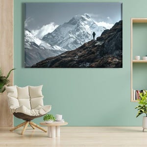 Wanderer in den Bergen Wandbild - Schneebedeckte Bergspitze Leinwanddruck, Abenteuer Landschaft Fotografie, Naturforscherin Wohnkultur