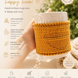 Op de afbeelding: Een mosterdgele handgebreide mokwarmer met een textuur breipatroon, gewikkeld om een witte keramische mok met reliëf pompoenontwerpen. De afbeelding bevat tekst zoals WARM HANDS, happy heart, 100% HANDMADE en looplycozy.