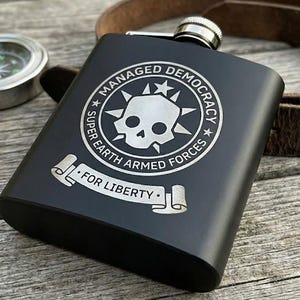 Helldivers Flask: ¡Por una democracia gestionada!