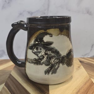 Hexe Frosch reitet auf Besen durch die Nacht - Handgefertigte Keramiktasse mit Daumenstütze