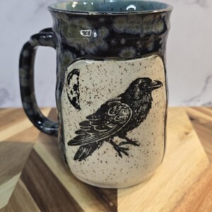 Mug fait main en céramique Raven / Crow avec repose-pouce