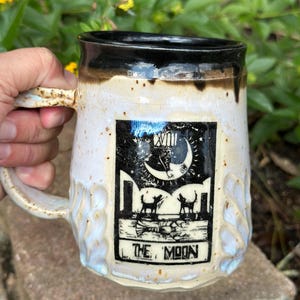 Tazza in ceramica fatta a mano con poggiapollice, raffigurante la carta dei Tarocchi "La Luna".