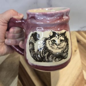 Cheshire Cat handgjord keramikmugg – Alice i Underlandet-konst, tumstöd (Misfit, glasyrfläck)