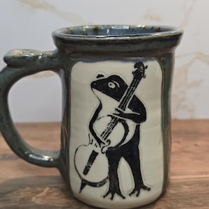 Taza de cerámica hecha a mano con reposapulgar para bajo/violonchelo (country, bluegrass y folk) de Frog