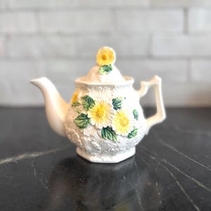 Vintage Daisy Teapot: White Ceramic with Green Handle - Cottagecore Kitchen Decor