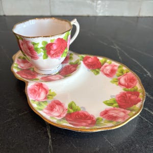 Tasse à thé et soucoupe vintage colorées en rouge et rose floral rose, vert et or
