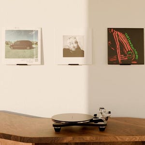 Minimalistyczny uchwyt ścienny na płyty winylowe: półka ekspozycyjna na albumy