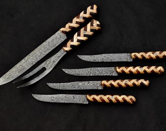 Set di 4 coltelli da bistecca in acciaio di Damasco fatti a mano, coltello da intaglio e forchetta con manico in legno di frassino e palissandro - 01