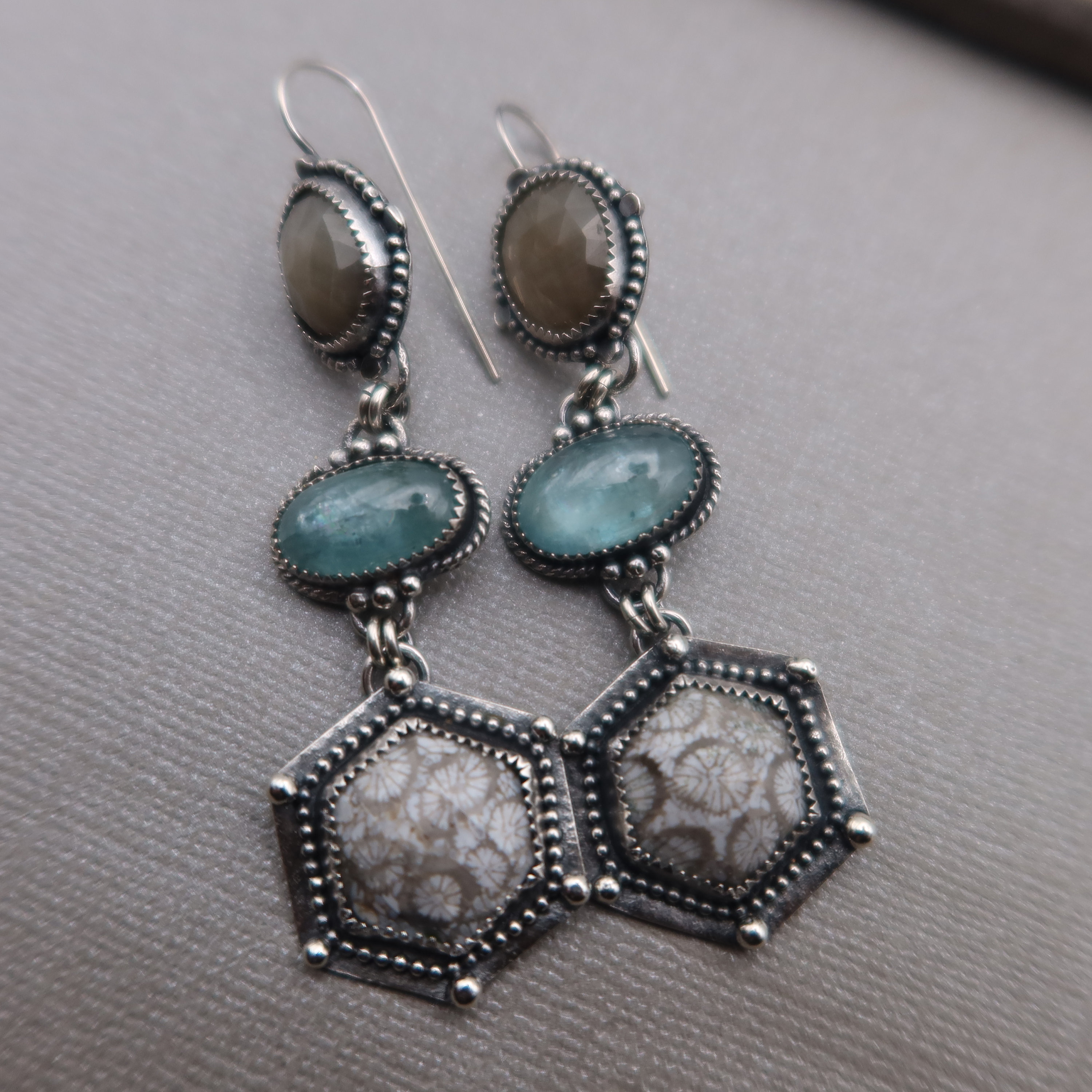 Tropfenförmige Ohrringe aus Sterling Silber mit Fossilien Koralle, Aqua Kyanit und Silber Saphir