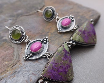 Drievoudige edelsteen purpuriet, saffier en vesuvianieten Sterling zilveren Metalsmith oorbellen