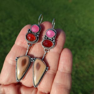 Pendientes colgantes artesanales de plata de ley con jaspe imperial real, zafiro rosa y granate rojo.