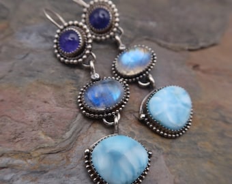 Brincos pendentes lineares em prata de lei com larimar, pedra da lua arco-íris e tanzanita.