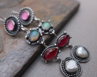 VERKOCHT/gereserveerd lange dramatische Sterling zilveren Metalsmith oorbellen roze saffieren, Ethiopische opalen en Keishi parels