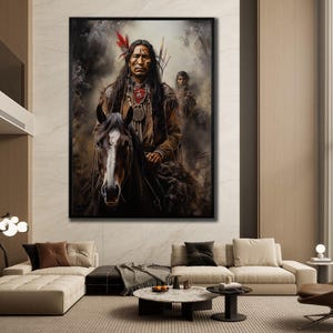 Könnte beinhalten: Gerahmter Leinwanddruck, der einen indianischen Mann auf einem Pferd zeigt. Das Kunstwerk zeigt ein detailliertes Porträt des Mannes mit langem Haar, einer Feder und traditioneller Kleidung. Das Pferd ist braun und weiß, der Hintergrund ist rauchig.