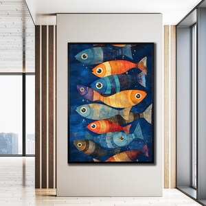 Può includere: Una stampa artistica incorniciata con un gruppo di pesci colorati. I pesci sono raffigurati in tonalità di arancione, blu, giallo e viola su uno sfondo blu scuro. L'opera d'arte ha un aspetto strutturato ed è esposta in un ambiente interno moderno.