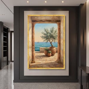 Peut inclure: Une peinture à l'huile rectangulaire dans un cadre doré représentant une terrasse méditerranéenne. Deux colonnes en pierre encadrent une vue sur une mer bleue calme avec des voiliers. Trois pots en terre cuite contiennent des plantes.