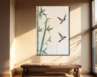 Può includere: Un'opera d'arte verticale su tela con sfondo bianco strutturato, steli di bambù verdi e due uccelli in volo. Il dipinto è esposto sopra una panca di legno, evocando serenità e natura.