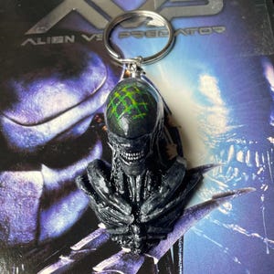 Alien Vs. Predator Keychain 2-Pack Collectible Set 80s 90s Horror VHS Movie Art Sculpture Replica Memorabilia