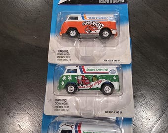 Johnny Lightning Promo Edition EMPI Holiday Volkswagon Bus × 3