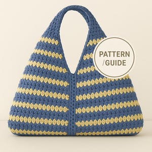 Puede incluir: Un bolso tote tejido a ganchillo azul y amarillo con una abertura ancha y un asa redondeada. El bolso presenta rayas horizontales amarillas y el texto "PATTERN / GUIDE" en una pegatina circular.