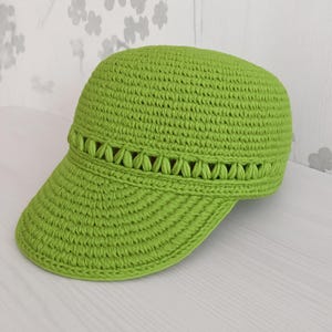 VIRKAD PLATTA MÖSSA | Guide till hur man gör söta virkade plattmössor med raffiagarn