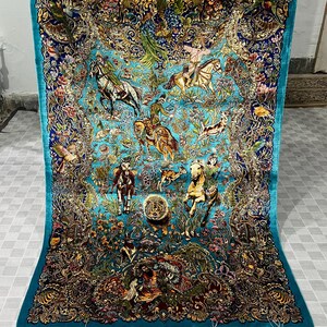 Der 90 x 150 cm große Seidenteppich „Azurblaue Reit- und Jagdszene“ ist ein Meisterwerk, ein elegantes blau-goldenes Jagdmotiv und ein ideales Geschenk für Zuhause.
